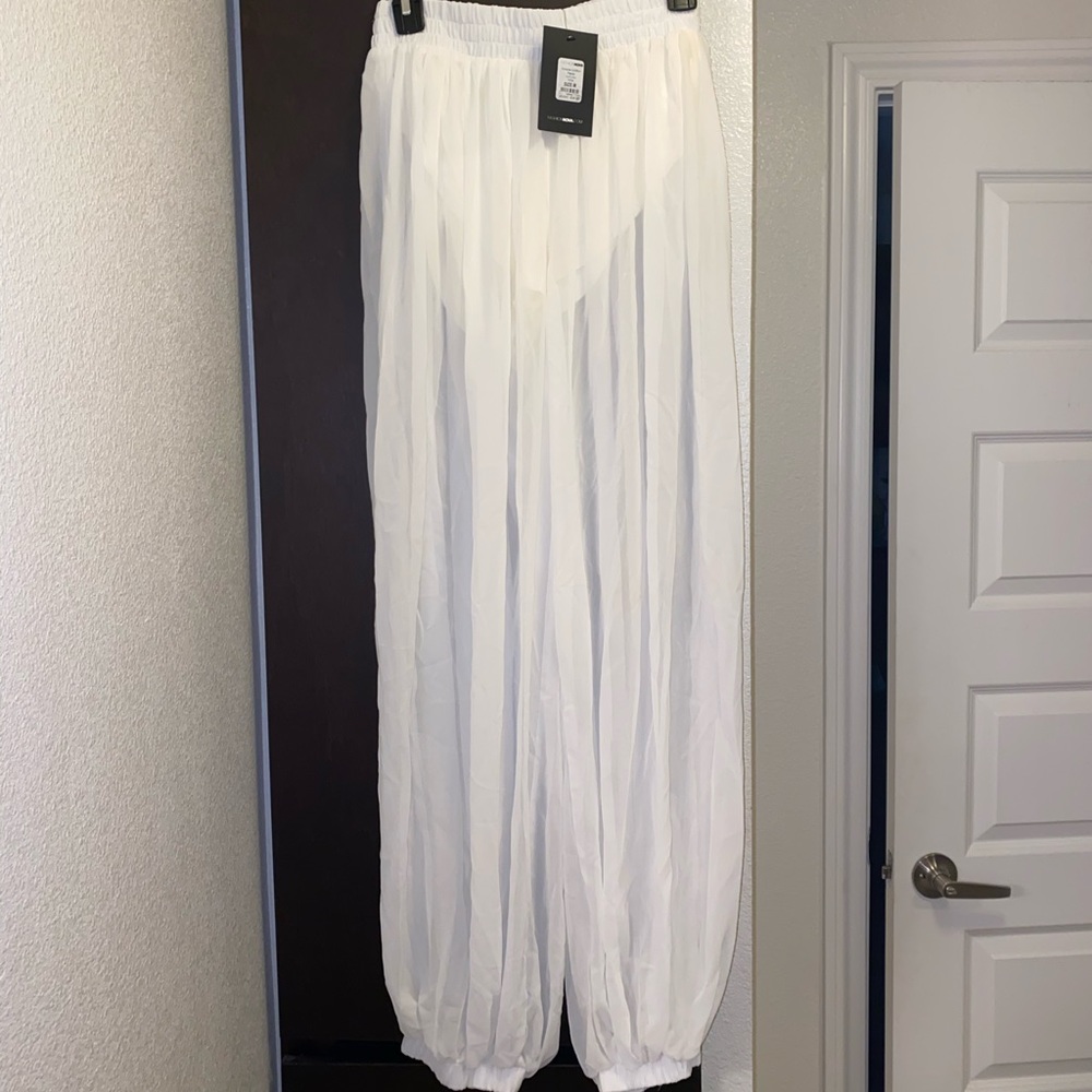 Wide legged white pants with opening on the side